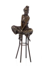 Scultura in bronzo di donna su