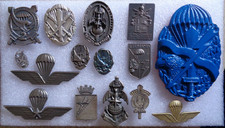 LOTTO DI 15 DISTINTIVI PARACADUTISTI ITALIANI - 14 DISTINTIVI + FERMA CARTE