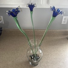 Tre fiori in vetro a stelo