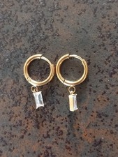 Orecchini a cerchio in acciaio oro con pietra