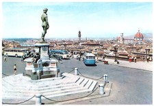 3 simpatici autobus turistici