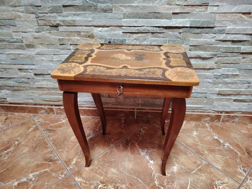 Antico tavolino italiano con