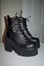 Stivaletti DEMONIA ASSAULT-100 platform neri tacco a blocco punto rosso gotico