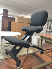 Sedia ergonomica reclinabile nera in legno con rotelle CINIUS