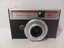 macchina fotografica pellicola vintage agfa modello rapido con retro trasparente - dimostrazione negozio