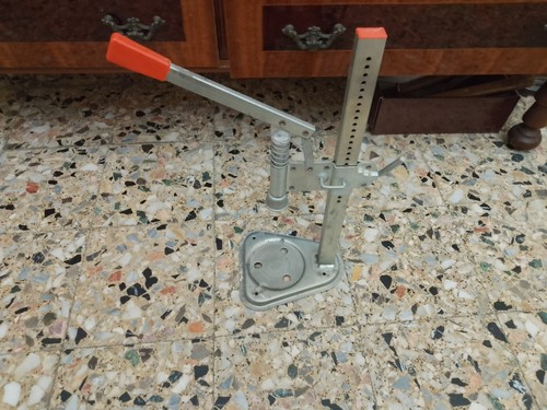 Tappatrice colonna per tappi - a,