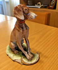 Statuina  in porcellana di Capodimonte raffigurante un cane da caccia.