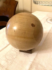 SFERA IN PIETRA DURA GIALLINA CON BASE IN LEGNO DIAM. 10 CM