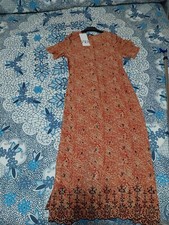 vestito nuovo con etichetta