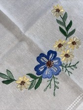 Tovaglia  Centro Tavola ricamo fatti A Mano Fiori Filo Blu Sfumati Pari Al Nuovo