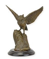 Una scultura in bronzo raffigurante un gufo che apre le ali replica design retrò
