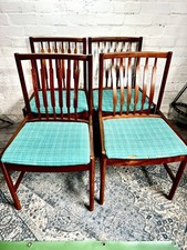 Un set di 4 sedie da pranzo