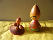 2 BAMBOLINE D'EPOCA IN LEGNO- LA FEMMINA TROTTOLA cm,10x10 MASCHIO cm.10 