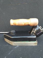Antico ferro da stiro laccato