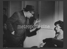 ROBERTO ROSSELLINI DIRIGE NADJA TILLER IN UNA SCENA DEL FILM ANIMA NERA 1962