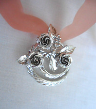 Spilla firmata CORO effetto tridimensionale metallo colore argento 