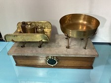 Antica bilancia a 2 piatti in