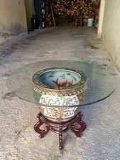 Fioriera cinese in porcellana smaltata con carpe koi + base in legno, XX sec.