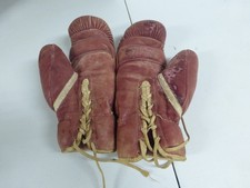 Coppia di vecchi guantoni da
