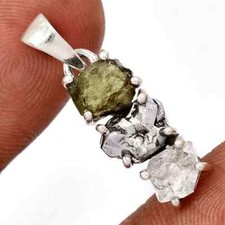 Ciondolo moldavite grezza