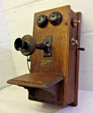 Antico telefono da parete in