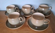 Set di cinque tazze e piattini