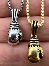 Collana con ciondolo guantoni