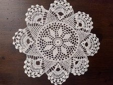 Centrino vintage realizzato a mano - bianco - diametro 23 centimetri