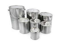 Barattoli in latta vuota per