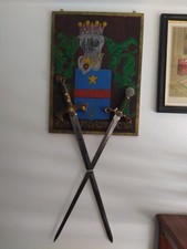 2 Spade TOLEDO in acciaio Vintage da collezione su supporto in legno dipinto 