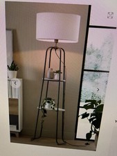 Lampada da terra con ripiani