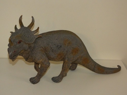 Dinosauro grande triceratopo - grande,
