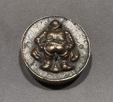 Fermacarte in bronzo con scena umoristica