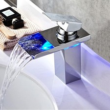 Rubinetto a cascata colore argento con LED