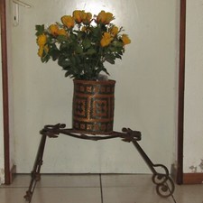 Base piedistallo in ferro forgiato a motivi floerali - Italia - Epoca metà 900