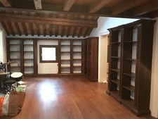 LIBRERIA SU MISURA IN LEGNO ANTICO MASSELLO AD ANGOLO CON FINESTRA.