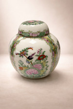 Vaso orientale con coperchio
