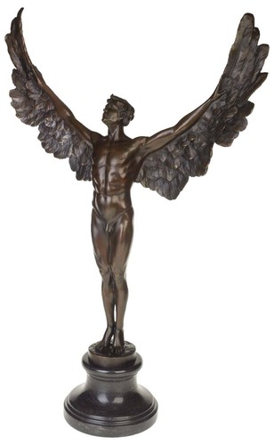 Una scultura bronzo di - in,