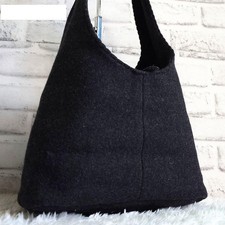 Borsa a tracolla Miu Miu in feltro di lana nera tote bag a mano Italia