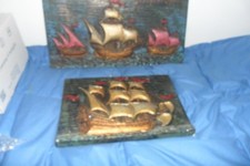 2 QUADRI IN GESSO ANNI 60 TRE CARAVELLE E UN GALEONE DIPINTO  A MANO