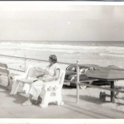C1950s donna panchina spiaggia - panchina,