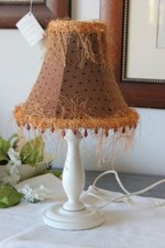  LUME SHABBY CHIC VINTAGE IN LEGNO LACCATO BIANCO + PARALUME IN STOFFA / LAMPADA