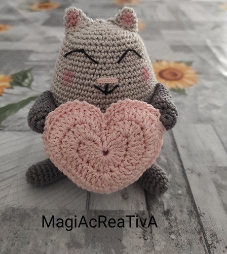 Gatto amigurumi cuore rosa