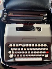 Macchina da scrivere vintage  Olivetti Lettera 35 , con custodia anni 70