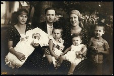 bambina con bambola spaventosa e cane giocattolo, belle figlie con bambini, vintage fine art Pho