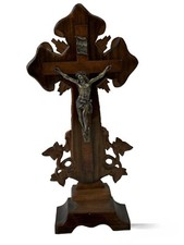 Antico crocifisso in piedi