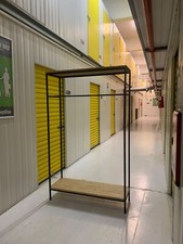 Mobili usati in legno e in ferro battuto. Appendi abiti, panca e scrivania 