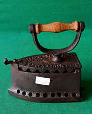 ANTICO FERRO DA STIRO IN GHISA FERRO E LEGNO R.T. L'INSUPERABILE A CARBONE. CZ62