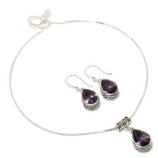 Collana e orecchini fatti a