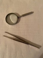 Set 2 Articoli Vintage per Collezionisti , Lente e Pinzette per Francobolli